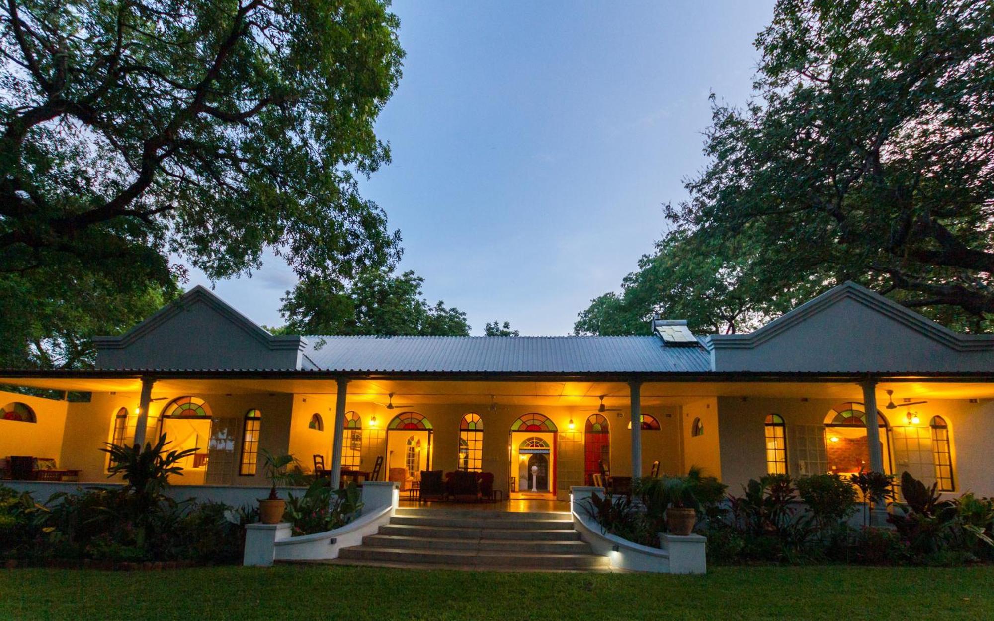The Courtney Lodge Victoria Falls Esterno foto
